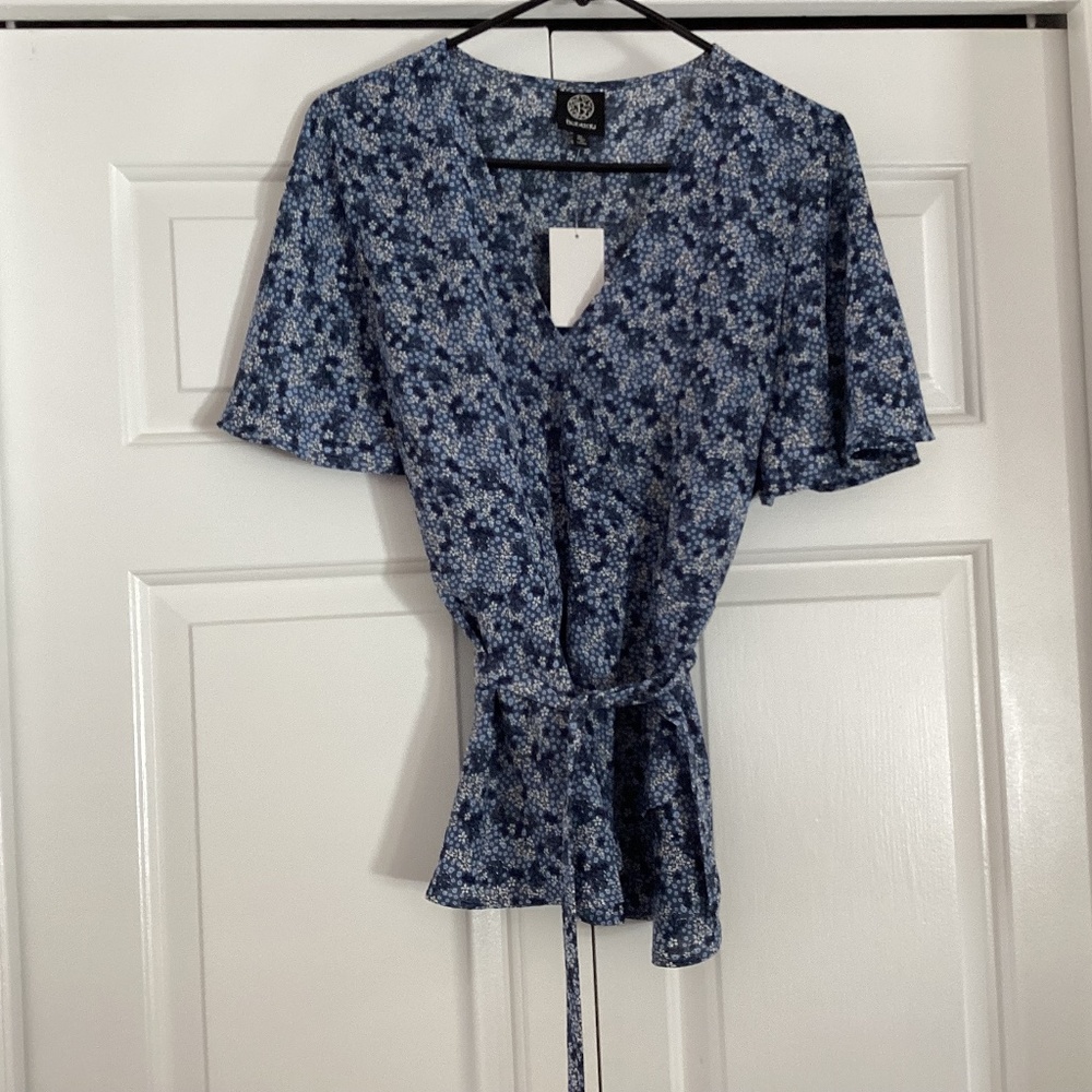 NWT Bobeau Woman’s XL short sleeved asymmetrical wrap blouse blue ditsy